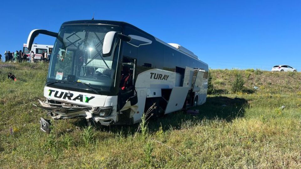 Yolcu otobüsü şarampole yuvarlandı: 8 yaralı