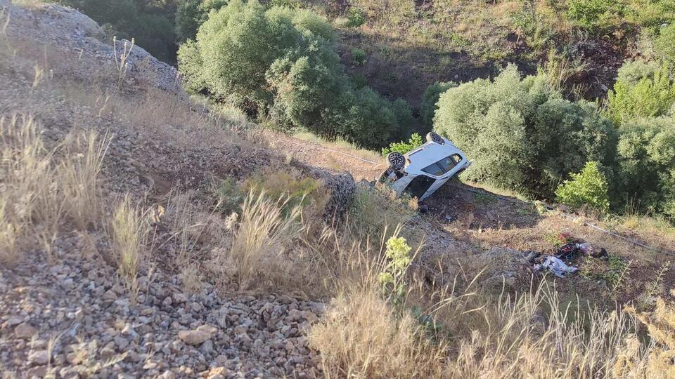 Uçuruma yuvarlandı: 1 ölü, 2 yaralı