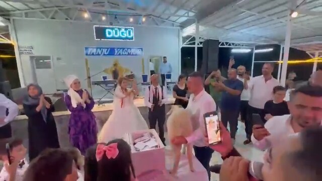 Gelin ve damada takı yerine koyun