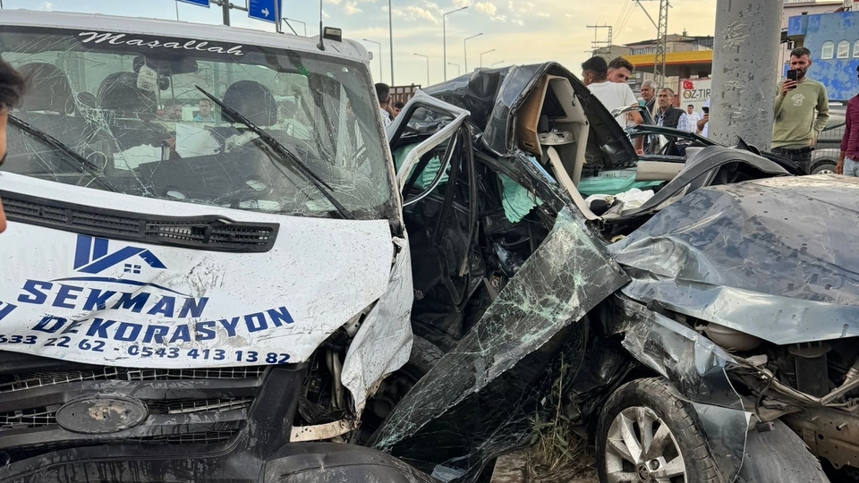 Ağrı'da feci kaza: 2'si ağır 5 yaralı