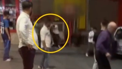 Polisin önünde adam bıçakladı!