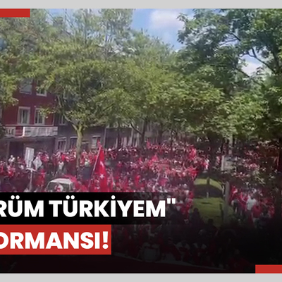 Türk taraftarlardan "Ölürüm Türkiyem" performansı!
