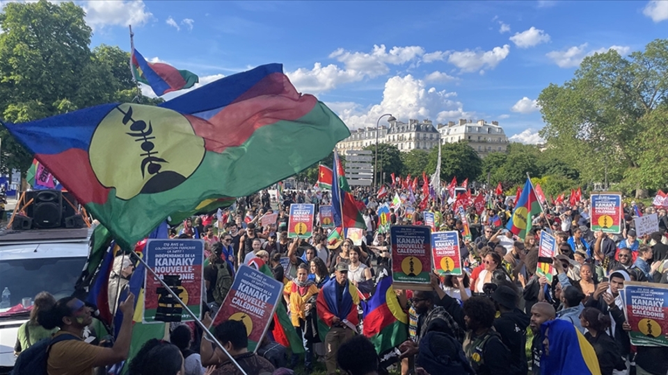 Fransız kolonisinde sular durulmuyor