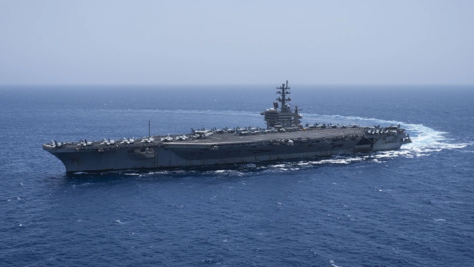 Husiler, ABD'nin uçak gemisini vurdu