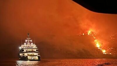 Yunanistan'da havai fişekler adayı yaktı