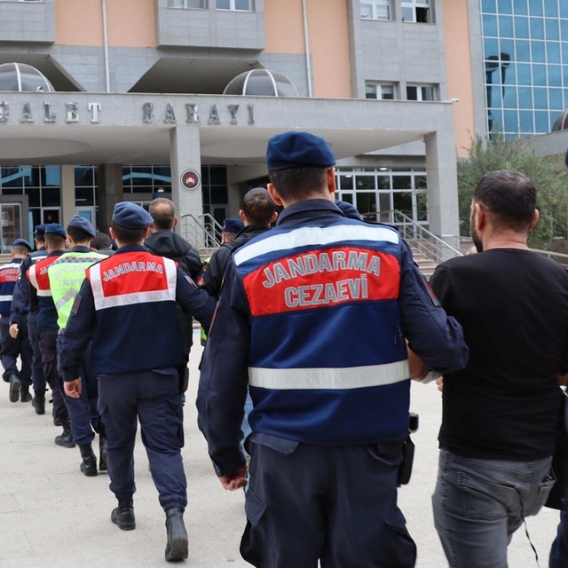 Yurt dışına kaçmaya çalışırken yakalandılar