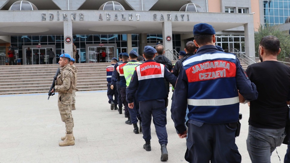 Yurt dışına kaçmaya çalışırken yakalandılar