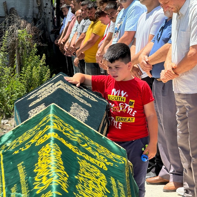 Elinde oyuncağıyla tabutun başında gözyaşı döktü