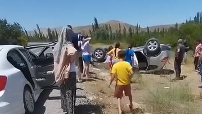 Takla atan otomobildeki anne kurtarılamadı