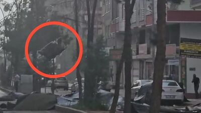 Fırtına evlerin çatılarını uçurdu!