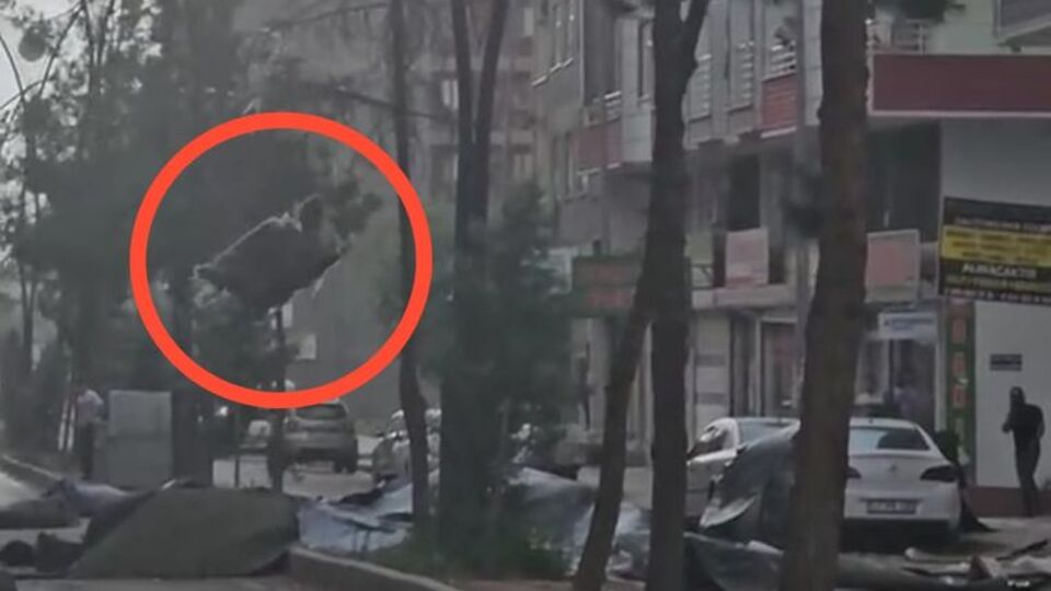 Fırtına evlerin çatılarını uçurdu!