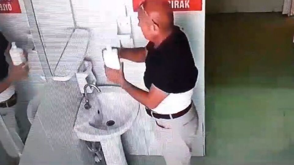 O anlar kamerada... Lüks otomobille geldi! Görenler şoke oldu!