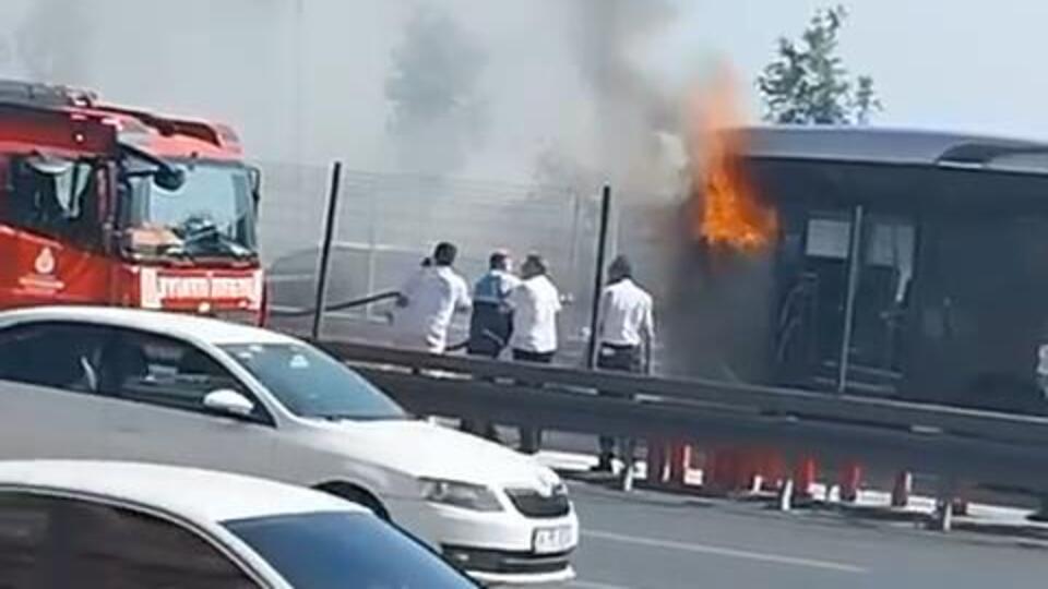 İstanbul'da metrobüs yangını