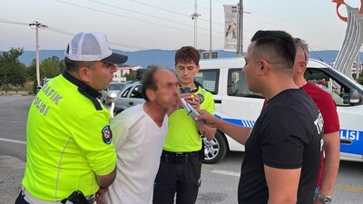 Yol kenarına tuvaletini yapan sürücünün ehliyetine el konuldu