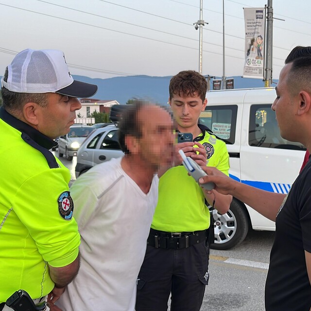 Yol kenarına tuvaletini yapan sürücünün ehliyetine el konuldu