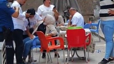 Oturduğu yerde bıçaklı saldırıya uğradı