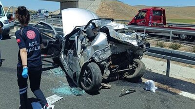 Kamyonetin çarptığı otomobil hurdaya döndü: 1 ölü, 2 yaralı