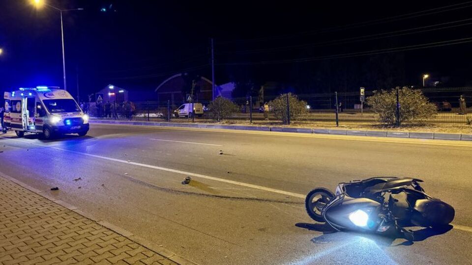 Otomobilin çarptığı motosiklet devrildi: 1 ölü, 1 yaralı