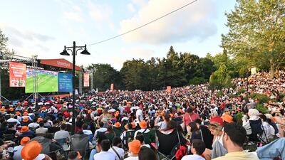 Milliler dev ekranda, taraftar parkta!