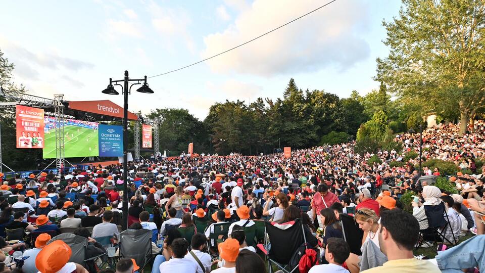 Milliler dev ekranda, taraftar parkta!