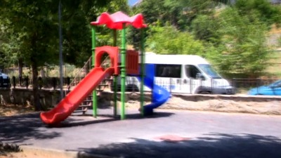 Çocuk parkında salıncak devrildi!