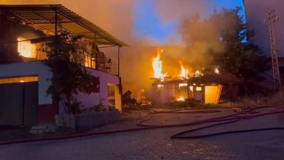 Ankara'da 3 ev ve 1 ahır yandı