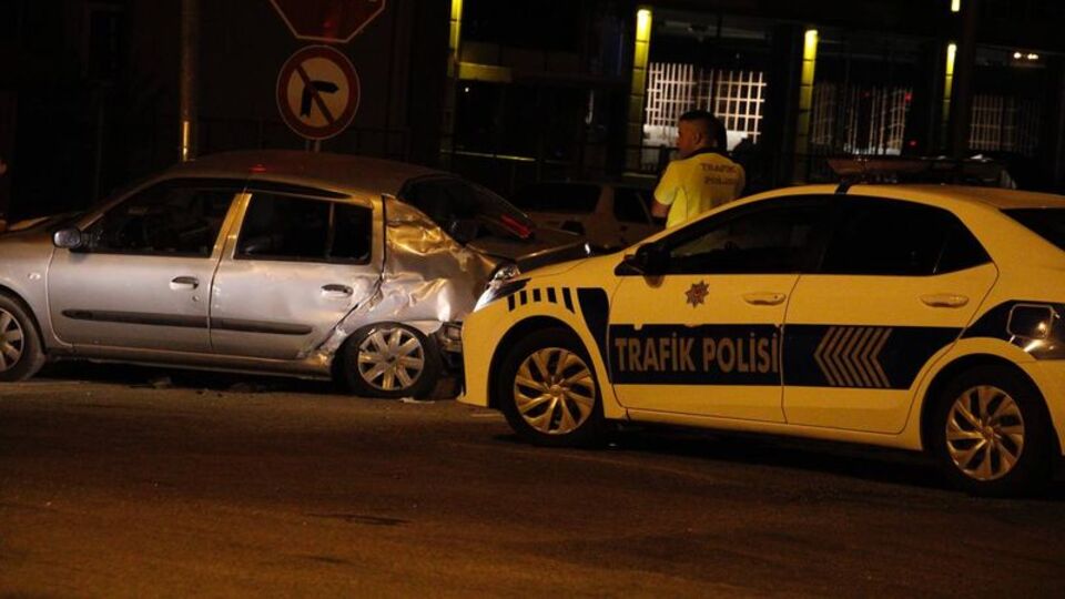 Otomobil yolcu otobüsüyle çarpıştı: 4 yaralı