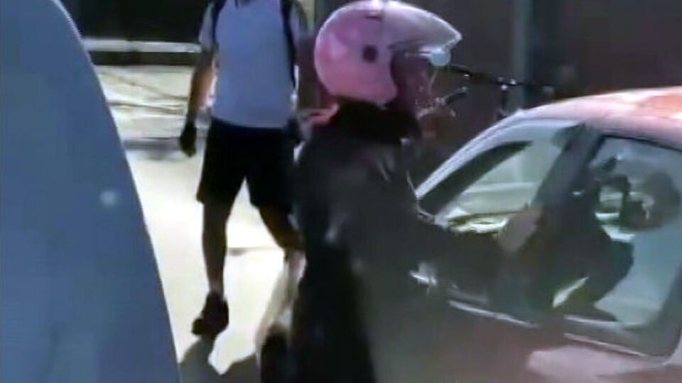 Sürücü uyardı o yumrukladı! Bu da kadın maganda!