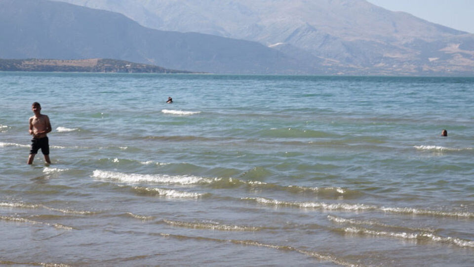 Bombalı gölde plaj keyfi