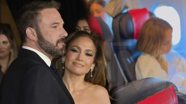 JLo ekonomi sınıfında uçtu
