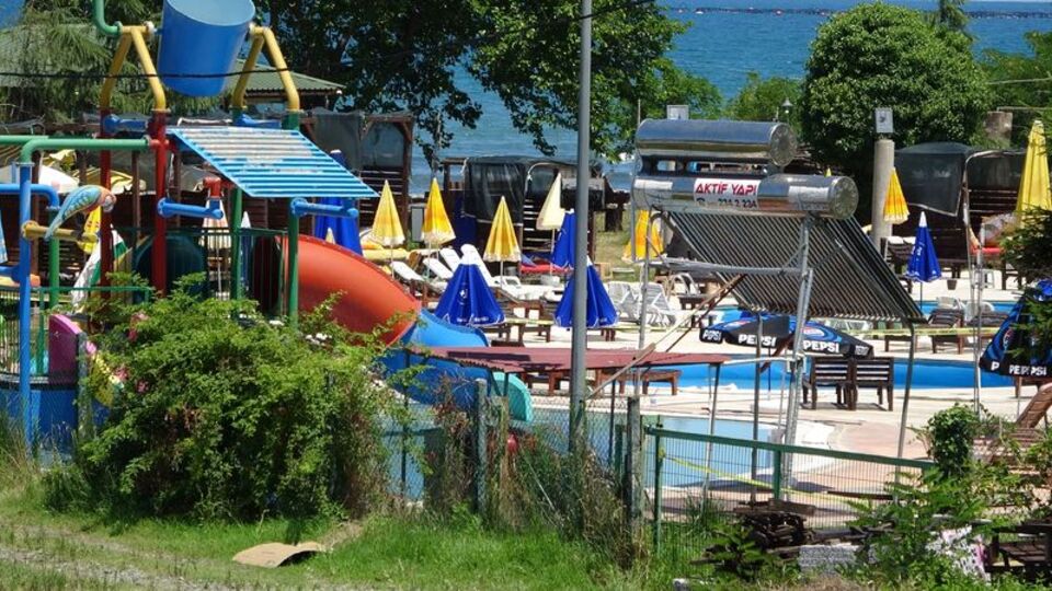 Aquapark havuzunda elektrik faciası! Çocuğu kurtarmaya çalıştı!