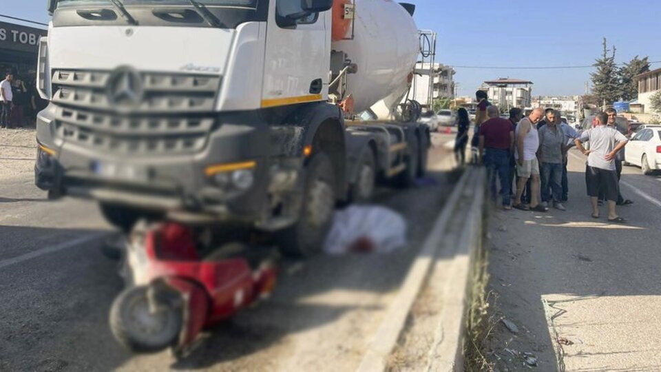 Beton mikseri ile motosiklet çarpıştı: 2 ölü