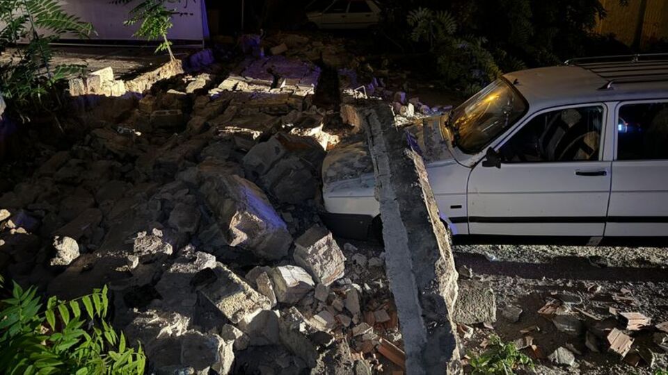 Bahçe duvarı çöktü! 3 araçta hasar oluştu