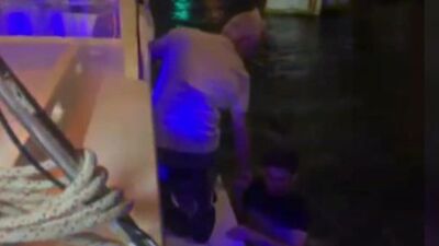 Haliç'te denize düşen gencin kurtarılma anı kamerada