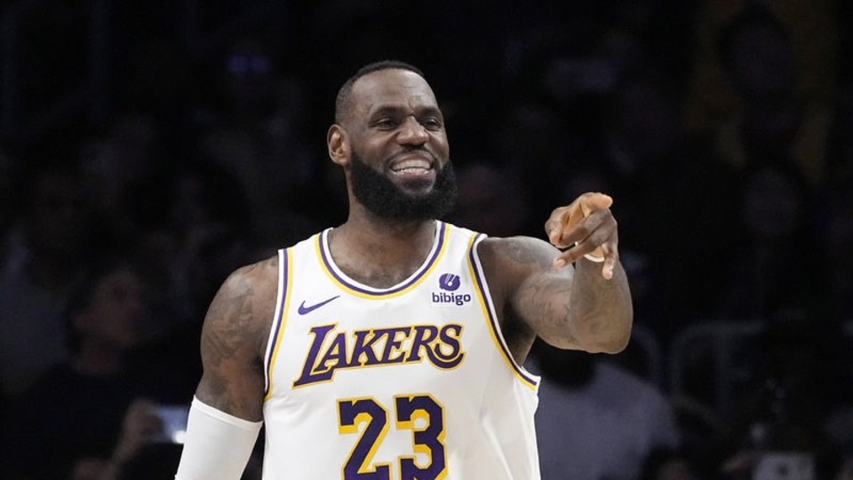 LeBron James oğluyla takım arkadaşı oldu!
