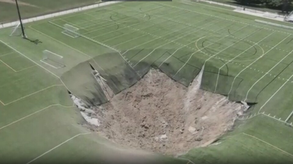 Futbol sahasında dev obruk oluştu!