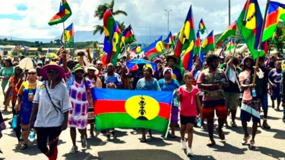 Fransız kolonisinde gerilim sürüyor