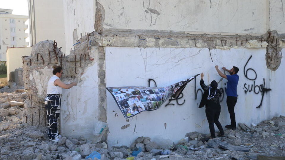 Depremzedeler adalet nöbetine başladı