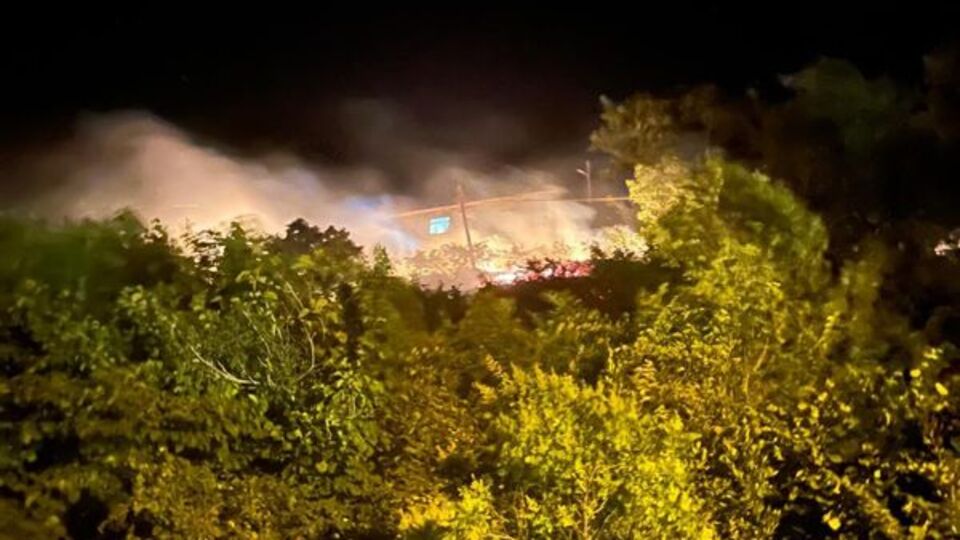 Kopan elektrik telleri yangın çıkardı