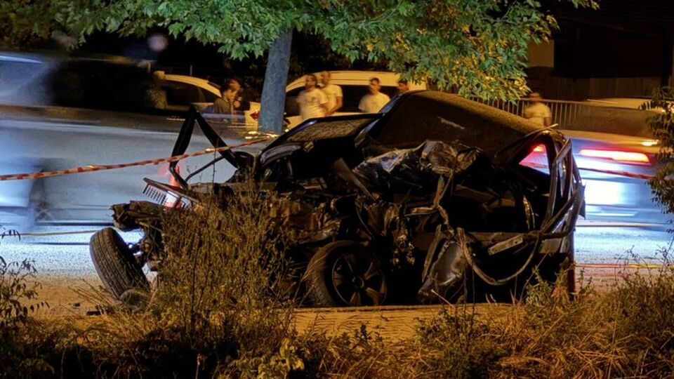 Beton mikseriyle çarpışan otomobil hurdaya döndü: 1 ölü, 1 yaralı