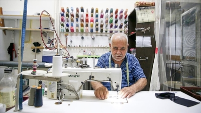 Eşini kaybettiği kansere oğlu da yakalanan terzi, bu hastalıkla mücadele edenlerden ücret almıyor
