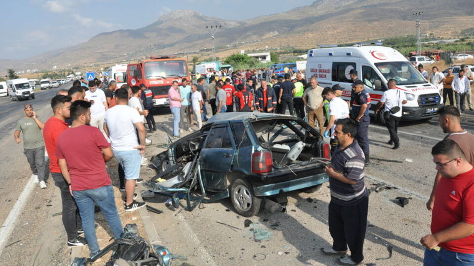 Otobüs karşı şeride geçti! Can kayıpları var!