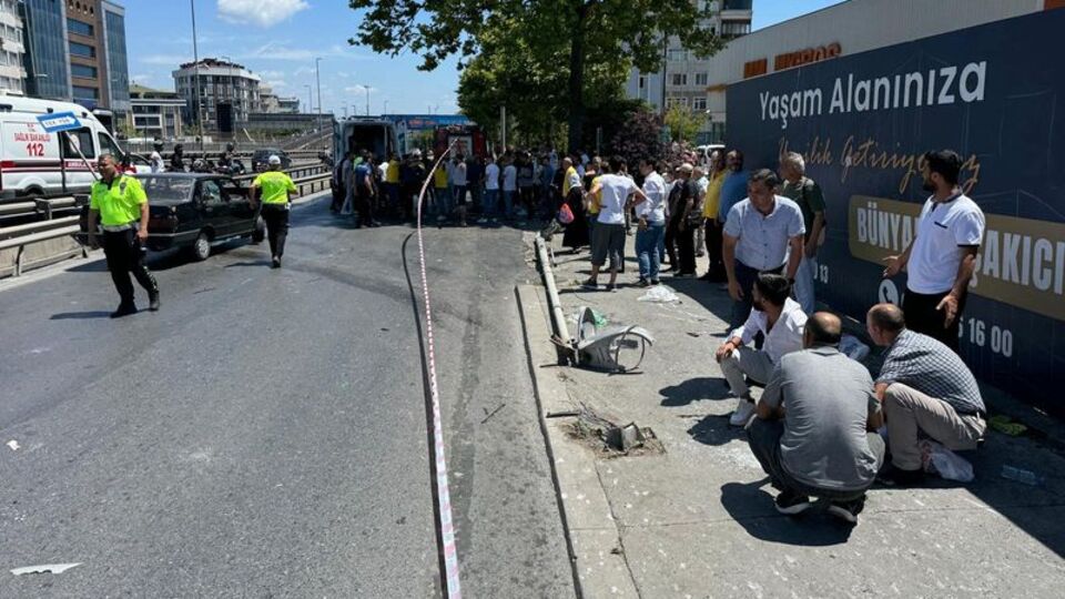 Araç direğe çarptı! 5 yaya yaralandı