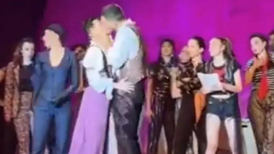 Uraz erkek rol arkadaşıyla öpüştü