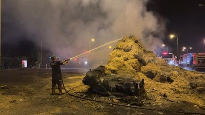 Park halindeki saman yüklü TIR yandı