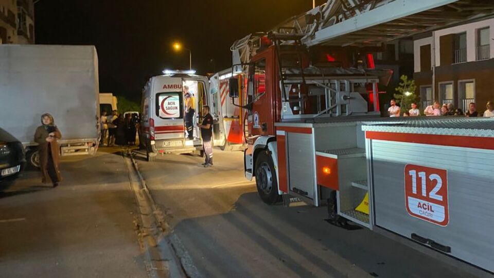 Merdiven boşluğundaki kartonlar yandı! Dumandan 7 kişi etkilendi