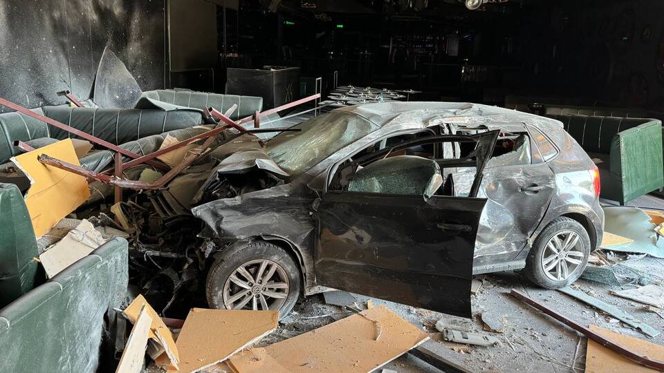 Kontrolden çıkan otomobil gece kulübüne girdi