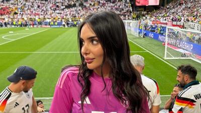 İlkay sahada eşi tribünde büyüledi