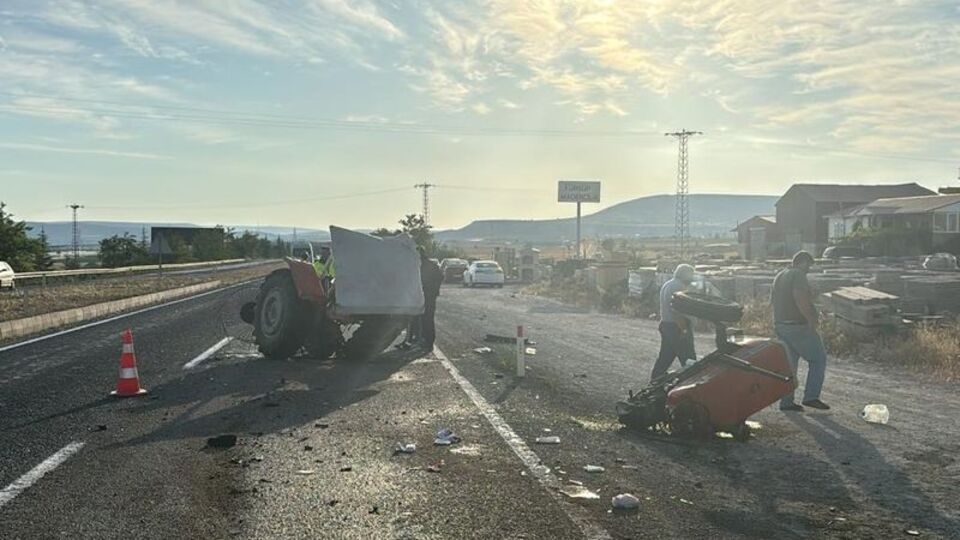 Traktör ikiye bölündü: 8 yaralı
