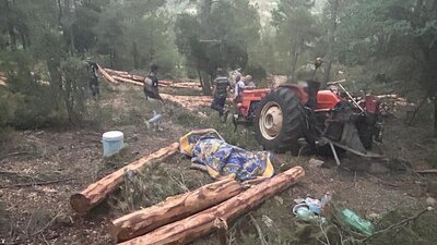 Devrilen traktörün altında kaldı